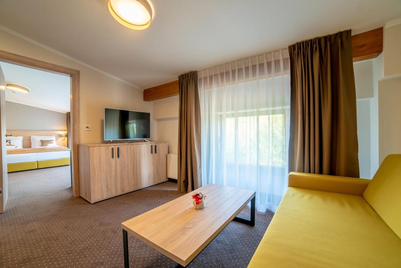 Hotel Soni Lux ทูซลา ภายนอก รูปภาพ