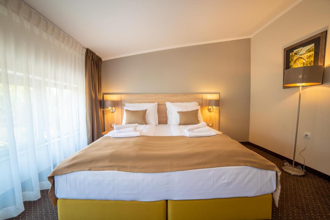 Hotel Soni Lux ทูซลา ภายนอก รูปภาพ