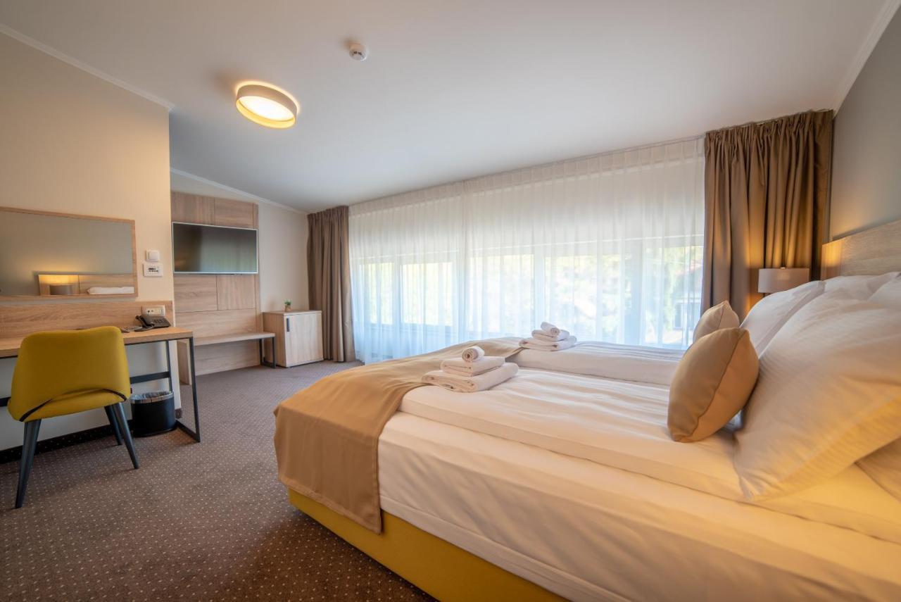 Hotel Soni Lux ทูซลา ภายนอก รูปภาพ