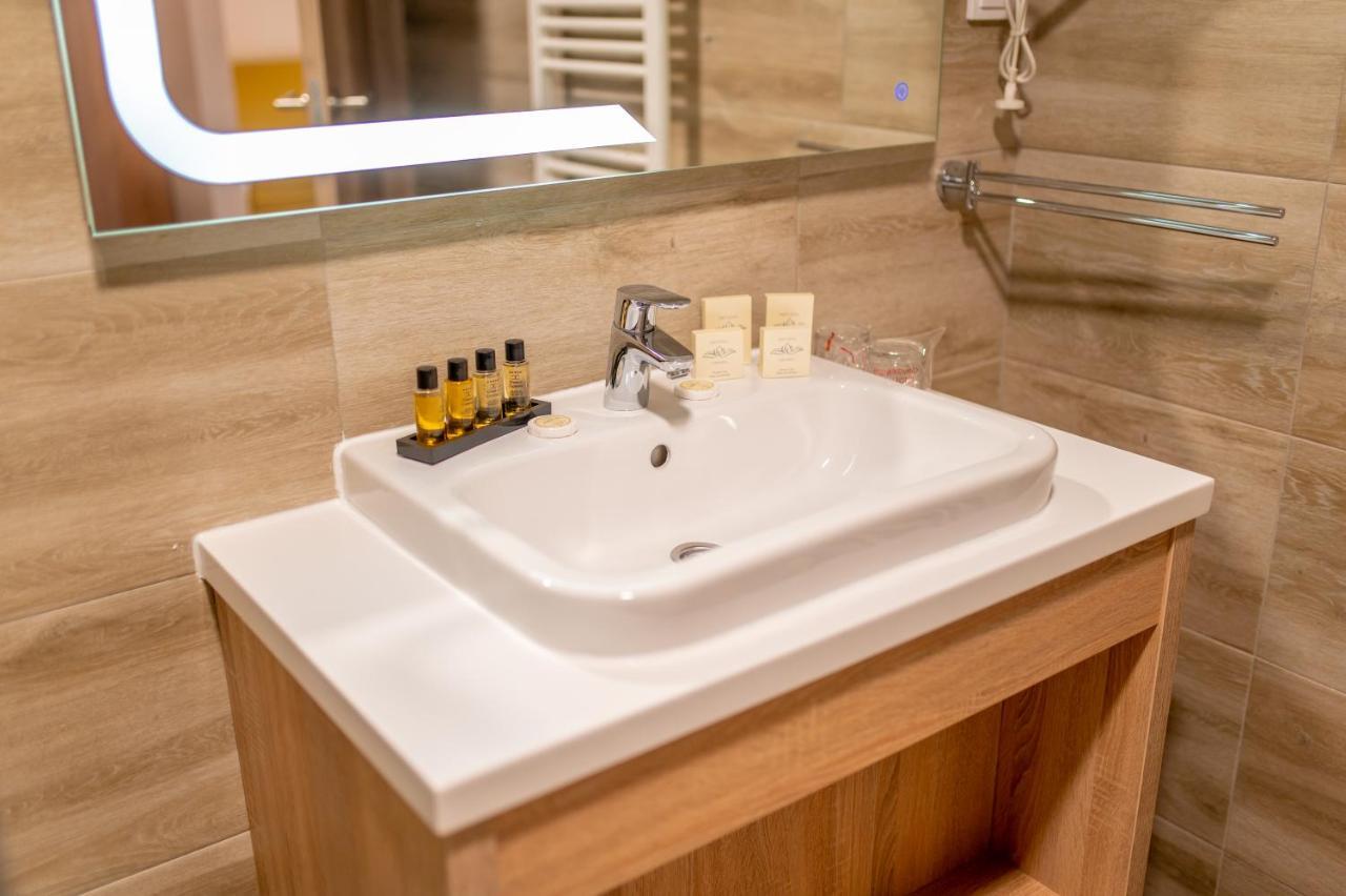 Hotel Soni Lux ทูซลา ภายนอก รูปภาพ