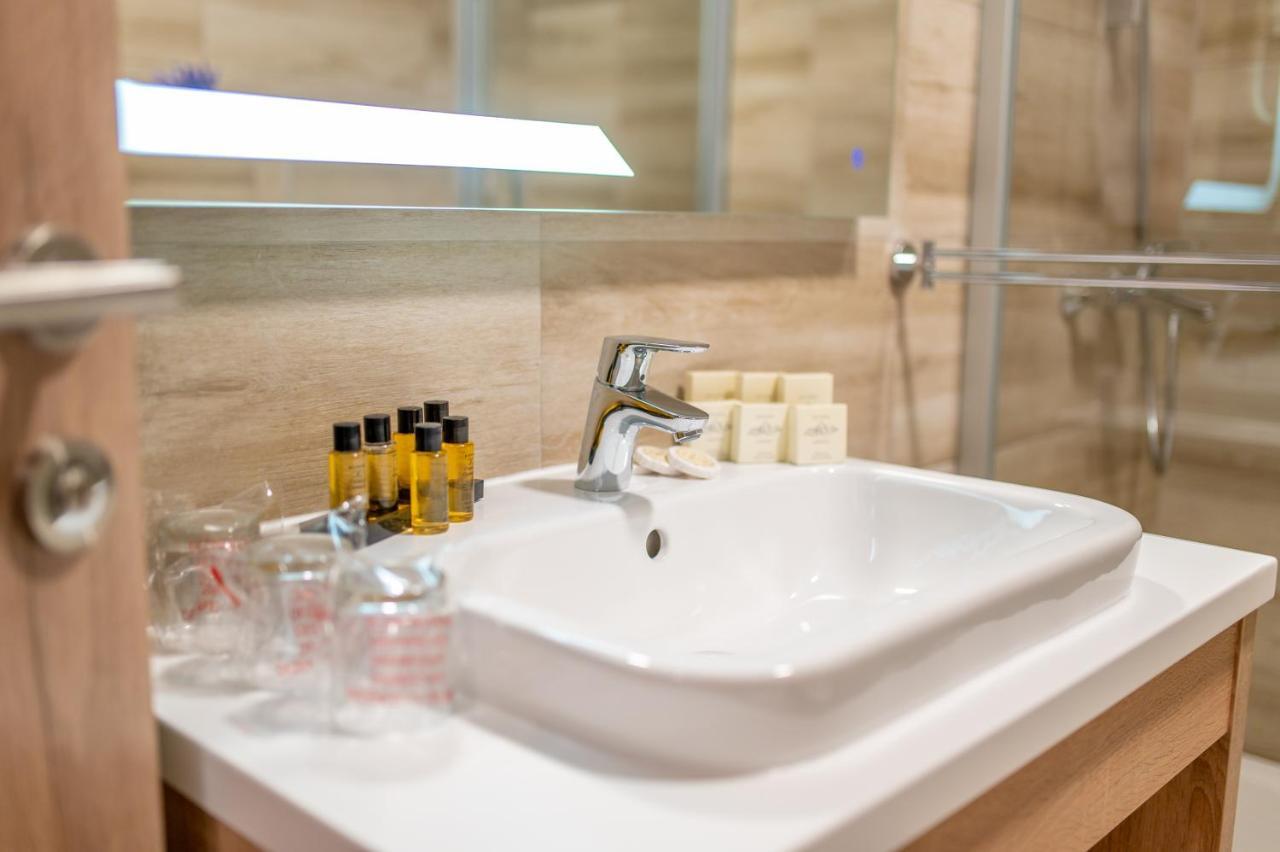 Hotel Soni Lux ทูซลา ภายนอก รูปภาพ