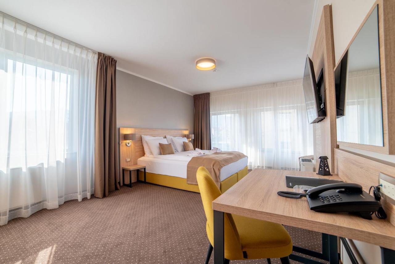 Hotel Soni Lux ทูซลา ภายนอก รูปภาพ